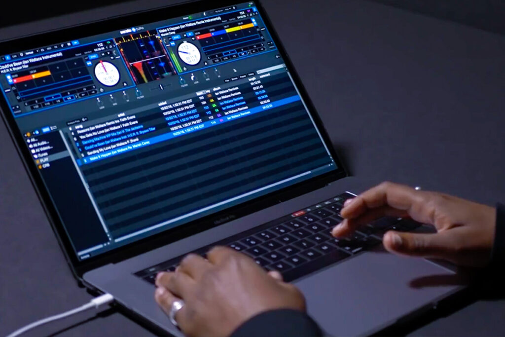 Serato DJ es un software utilizado por muchos DJs profesionales. Este se puede utilizar con teclado y mouse.