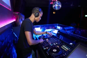 Foto de Gaby Tenda: https://www.pexels.com/es-es/foto/hombre-vestido-con-camiseta-negra-con-cuello-redondo-tocando-tocadiscos-de-dj-2123606/