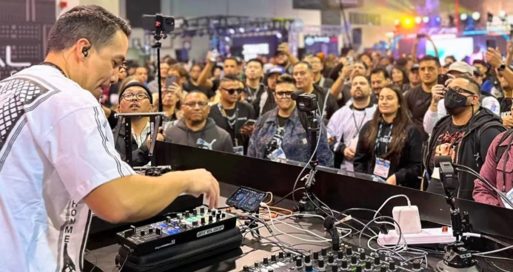 Laidback Luke mezclando con el controlador DJ Reloop Mixtour y Djay Pro para Smartphone