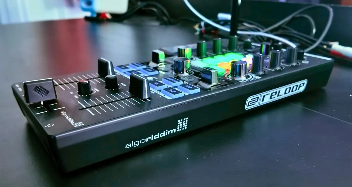 El controlador DJ Reloop Mixtour Pro finalmente llega a las tiendas