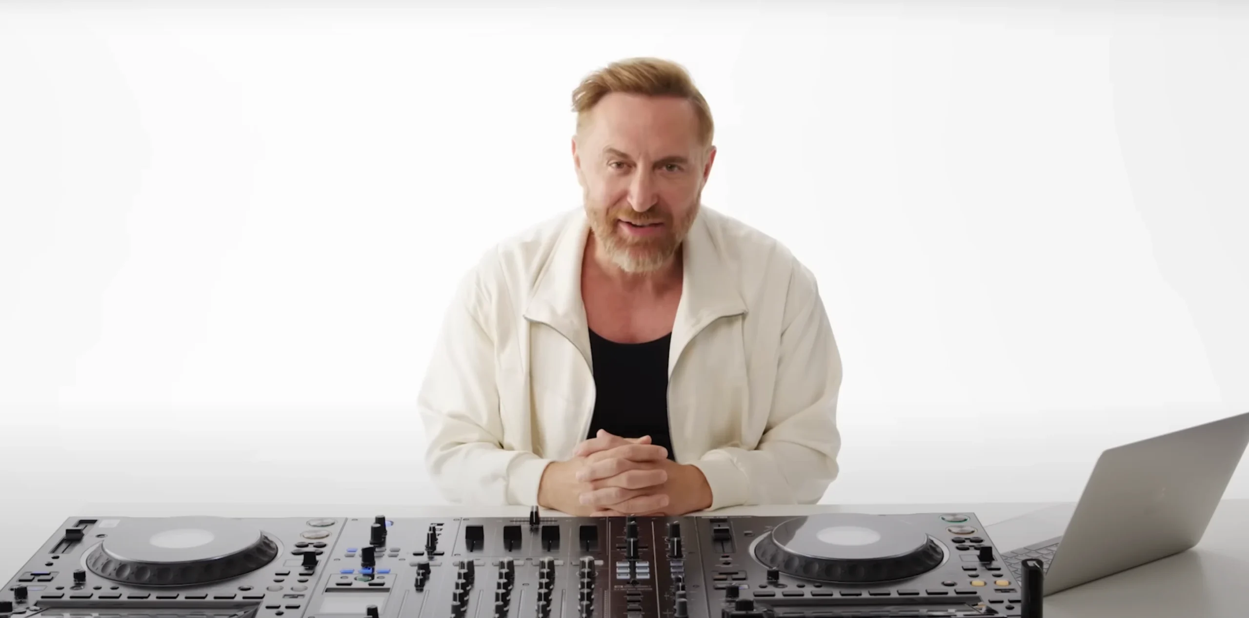 Descifrando el Arte del DJ: Secretos de David Guetta para Dominar las Pistas