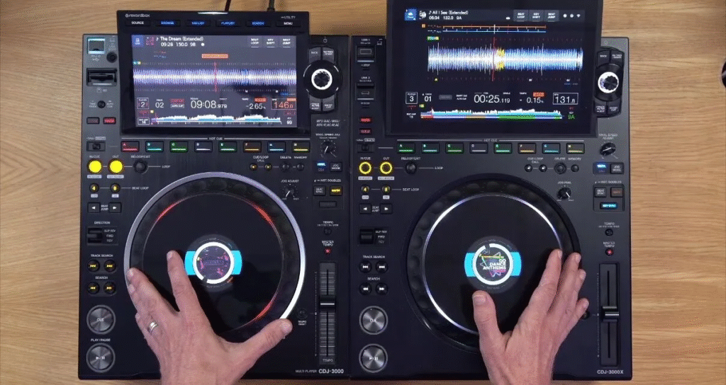 A la izquierda el CDJ 3000, a la derecha el CDJ 3000x
